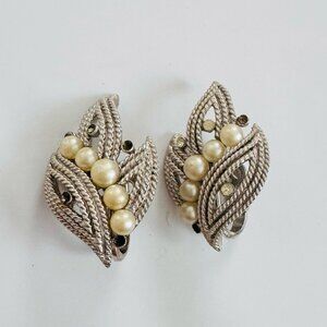 Vintage 1960s Trifari Pearl & Rhinestone silver -tone clip on earrings